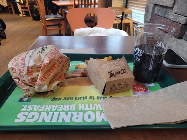 최근에 드디어 첫 논문을 완성하였다. 아직 저널에 출판된 것은 아니지만 그래도 박사 첫 1년 간 진행했던 새로운 분야에서의 첫 논문을 완성하니 매우 기뻤다. 

사실 난 박사를 오게 된 계기가 꽤나 즉흥적이었다. 루닛 친구들과 등산을 하고 짬뽕을 먹는데 한 친구가 자기는 병특이 끝나면 갈 박사를 준비하고 있다고 했다. 이제 겨우 취직해서 자리를 잡고 병특까지 끝났는데 긴 유학 생활에 오른다니 대단했다. 그래서 잘 다녀오고 소식도 전해달라고 했다. 그런데 나한테도 박사를 가야된다고 권유하였다. 그래서 어쩌다보니 오게 되었다. 다들 박사 과정이 힘들다고들 경고했지만 막상 해보니 난 되게 잘 맞는 것 같고 딱히 이전 삶보다 더 빡빡하다는 느낌은 들지 않는다. 오히려 시간 사용이 자유로워서 잘 맞는 것 같다. 돈만 조금 더 주면 이렇게 계속 살 수 있을 것 같다는 생각도 든다. 