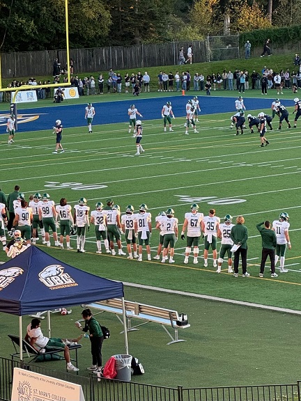 UBC대 Saskatun university의 football 경기가 있어서 보러 갔다. 규칙을 잘 모르지만 은근 축제 분위기라서 재미있었다. 푸드 트럭에서 Poutine과 핫도그 등을 사서 착석했다. 사람이 엄청 많았다. 치어리더 공연들도 많았는데 한국과는 약간 달리 춤보다는 묘기로 승부하는 것 같았다. 덤블링 공연을 계속 하고 고난이도 기술을 보여주었다. 축구 경기는 길어서 밥 먹고 얘기하면서 보기에 좋았다. 