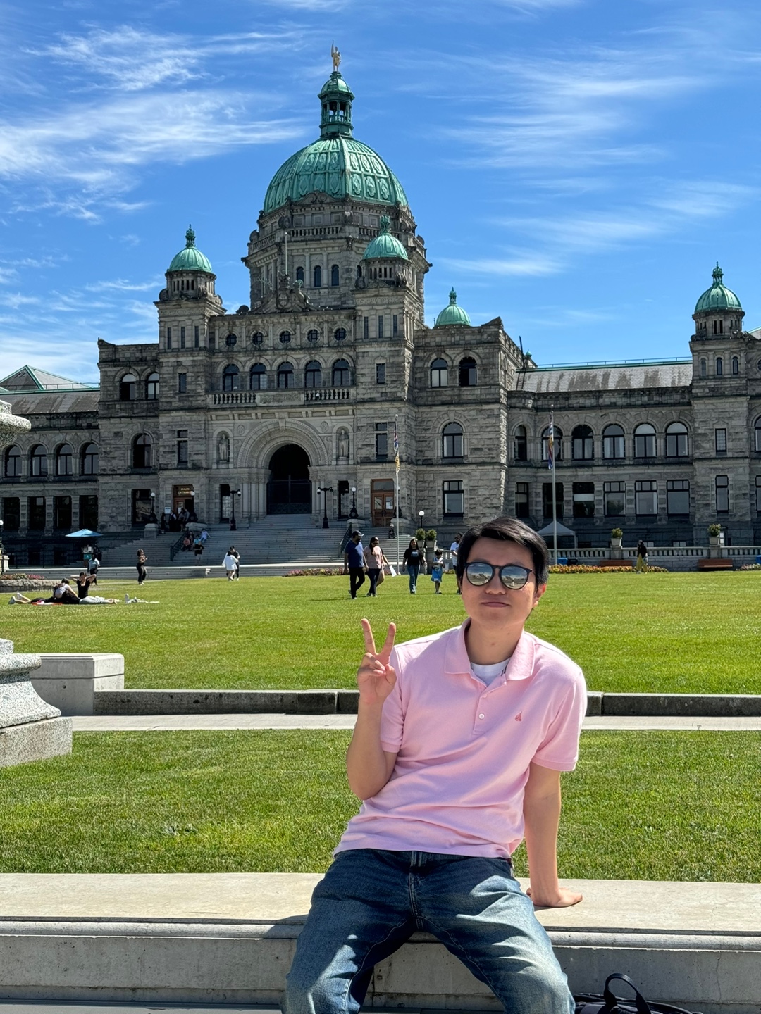 결혼 기념일을 맞아 빅토리아에 다녀왔다. 생각보다 가는 데에 오래 걸렸지만 가는 과정 자체가 여행이었고 즐거웠다. 빅토리아로 가는 페리도 구경하고 빅토리아 국회의사당?도 보고 왔다. 