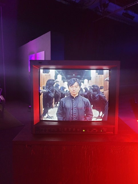 왠 VR 행사에 참여했었다. VR과 예술이 접목된 어떤 행사였는데 넓은 홀에서 여러 부스를 차려 놓고 각종 시연을 하였다. 올해의 주제는 AI와 예술이었다. 별 게 다 있었는데, 그 중 이야기에 맞추어 사진을 찍어주고 내 얼굴을 AI로 분석해서 즉시 옆에 전시된 텔레비전들에 띄워주는 작품이 있었다. 까마귀와 함께 날 그렸던데 왜 그랬는진 모르겠다. 