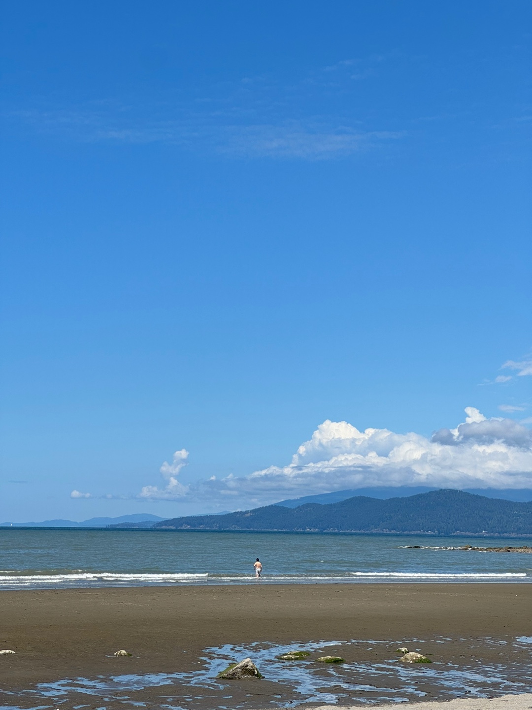 여름을 맞아 바다 수영을 하려고 렉비치 바다에 들어갔었다. 그러나 물이 탁해서 물 안에서 수영을 하기에는 부적합했다. 수영할 만한 다른 바다를 찾아야겠다. 